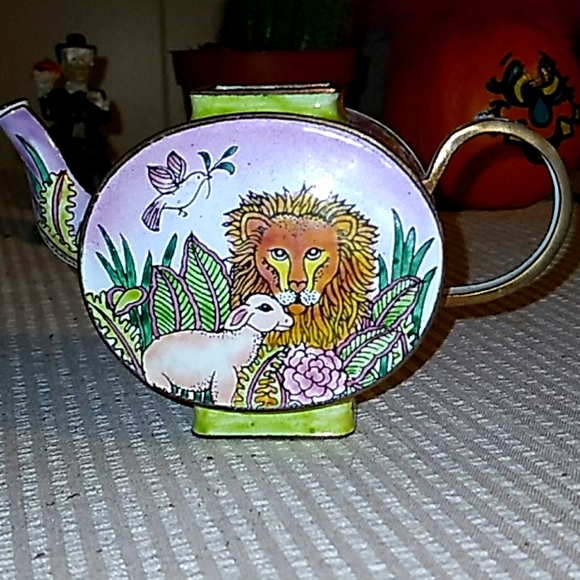 Antique teapot by Kelvin Chen - Picture 1 of 4